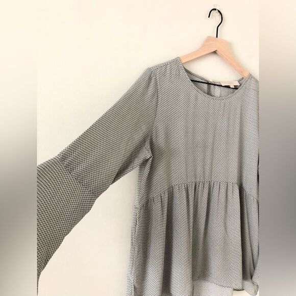LOFT Bell Sleeve Blouse in Gray and White Geometric Print - Size M - Picture 4 of 8
